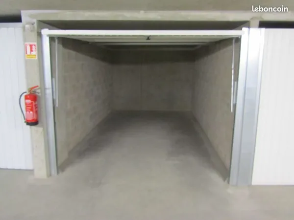 Garage, box, parking, stationnement en sous sol, stockage économique d'une résidence récente sécuris