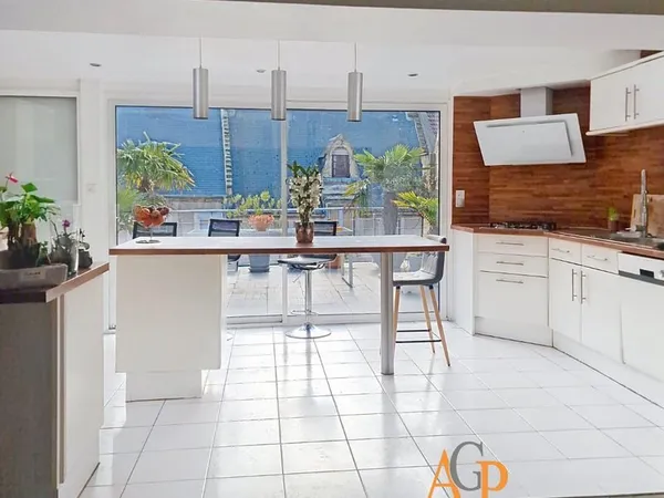 Studio 5 pièces 163 m²