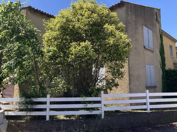 Local commercial d'environ 261 m2