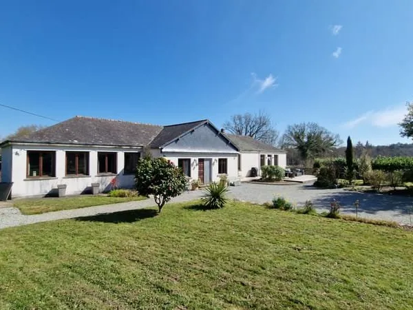 MORBIHAN Maison rénovée de plain-pied , 4 chambres, longue allée, beau jardin, sur terrain 10000 m2