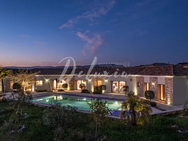 Villa moderne de plain-pied avec vue sur le Rocher et grande pi