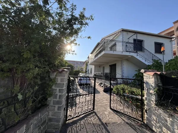 RARE MAISON FAMILIALE 220 M2 AVEC JARDIN ET GARAGE PROXIMITE