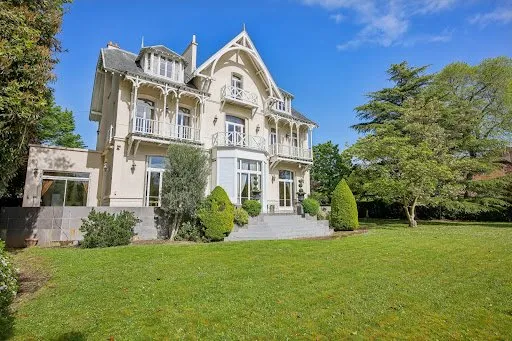 Maison 12 pièces 425 m²