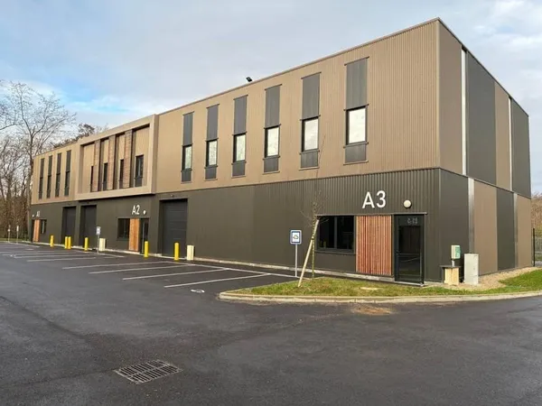 Local d'activité 1140 m²