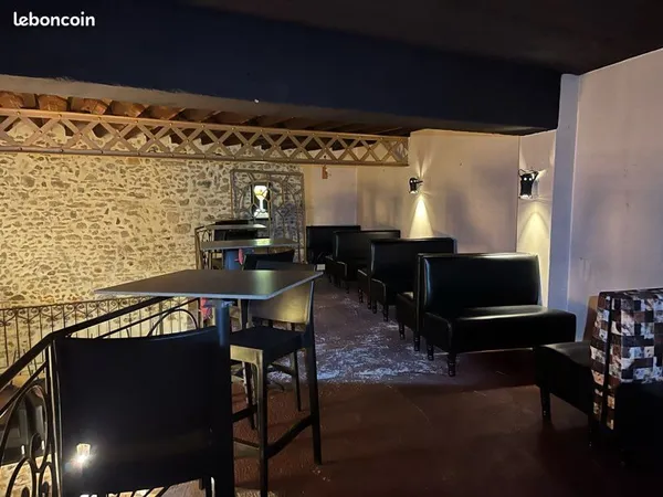 À vendre salle de spectacle plus 1 partement type trois pièces + 1 appartement type 2 pièces