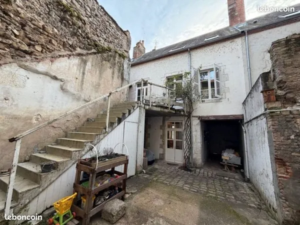 Maison 7 pièces de 158m2 centre ville Gien avec cour intérieure