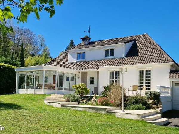 Maison familiale avec piscine et véranda