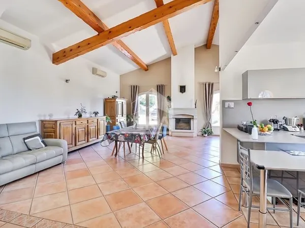 A vendre maison type 5 de 160m2 avec vue dégagée, piscine intérieure et 200 m² à aménager à Ensuès l