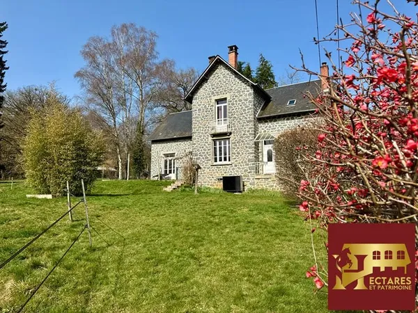 Propriété clé en main avec 6,2 ha et rivière