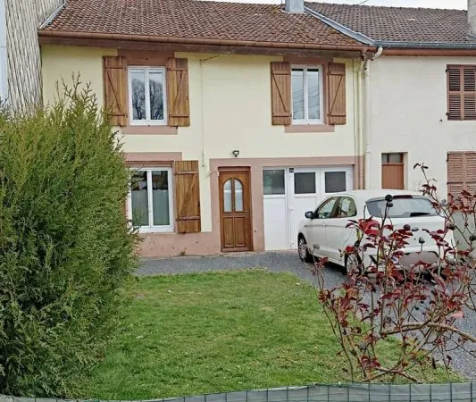 Maison mitoyenne rénovée avec goût, cour, jardinet et garage