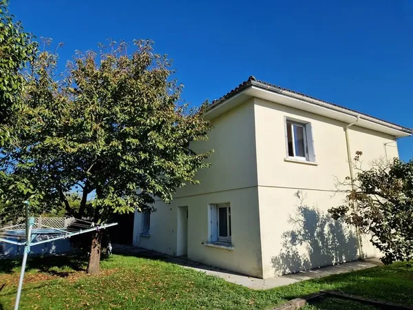 Dans un quartier calme, Maison sur sous-sol aménagé avec 4 c