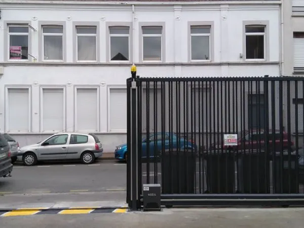 Loue place de parking couverte et sécurisée - compatible véhicule haut - Lille Wazemmes