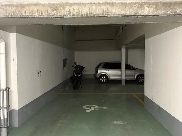 Grande place de parking / Résidence sécurisée