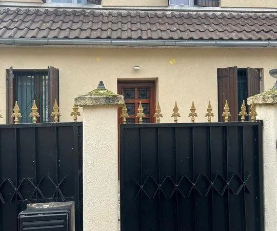 Pavillon Familiale Mitoyenne d'un seul côté avec Appartement