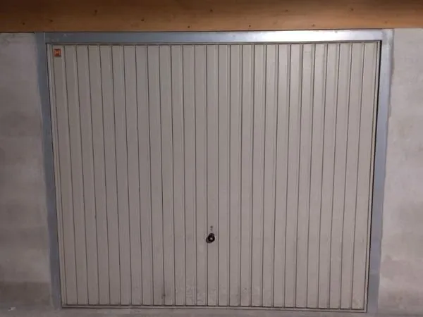 Grand garage à louer