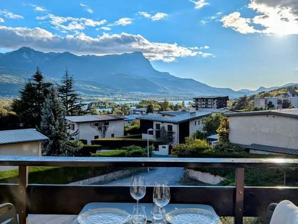 Embrun - Studio exceptionnel exposition plein sud vue lac et montagne rénové