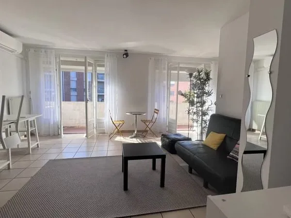 T1 48 m² meublé centre village avec balcon