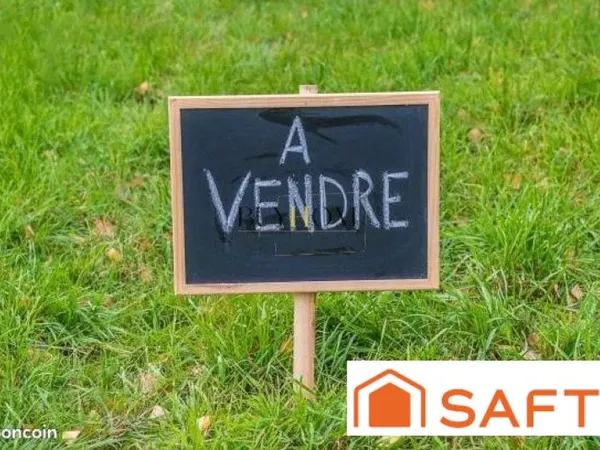 Terrain constructible de 410 m² environ centre village.