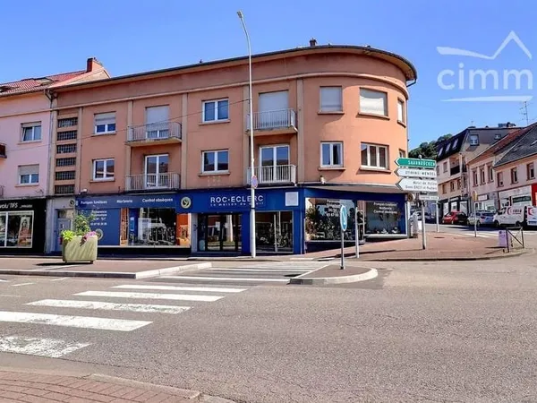 Immeuble comprenant 1 local commercial et 2 appartement à FORBAC