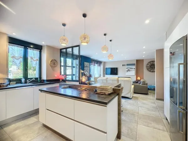 Superbe appartement de 175 m2 avec terrasse , jardin , garage de 80 m2 en centre ville de Cahors