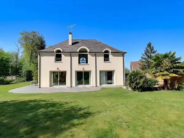 Maison familiale – DPE B – Prestations haut de gamme – Grand jardin