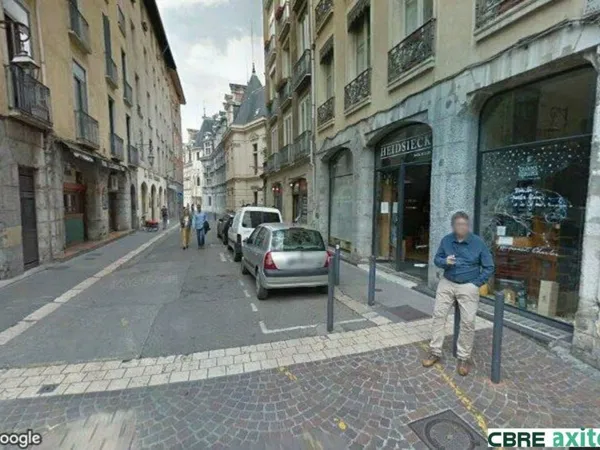 Local commercial 180 m²
