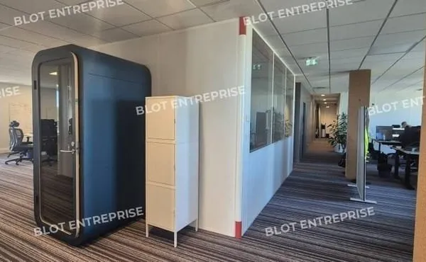Bureau 843 m²