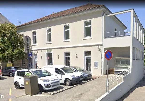 Local 148 m² Sassenage