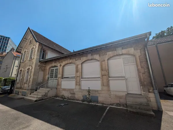 Grand studio meublé avec place de parking
