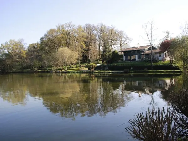 Maison avec 2 étangs de pêches et de reproduction (aux normes) dans une propriété fermée, idéale gît