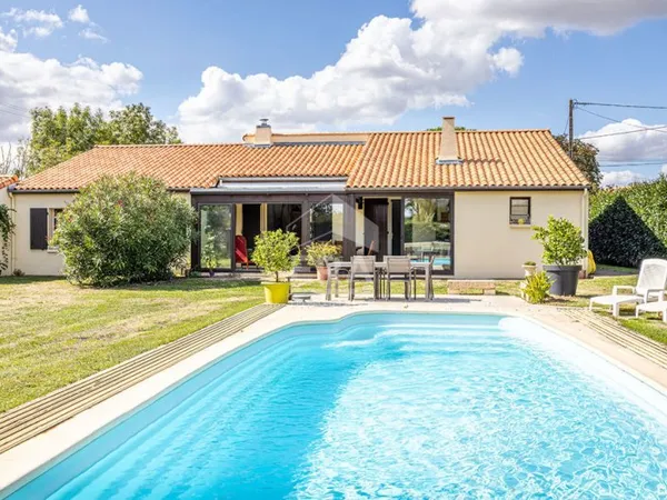Rare : Maison familiale 5 chambres, avec piscine et grand terrain à Vouillé