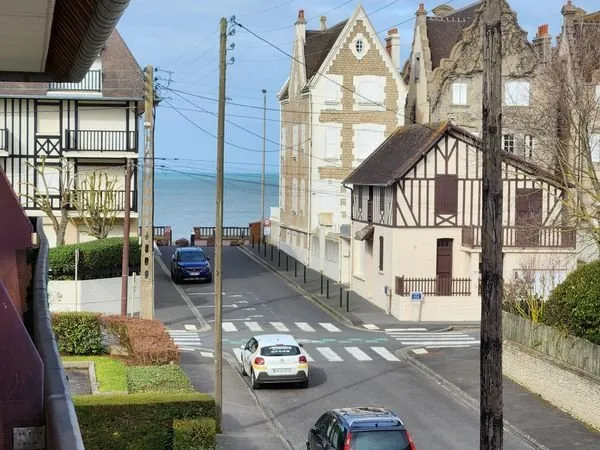 TRES BEL APPARTEMENT dans CARRE D'OR avec VUE SUR MER