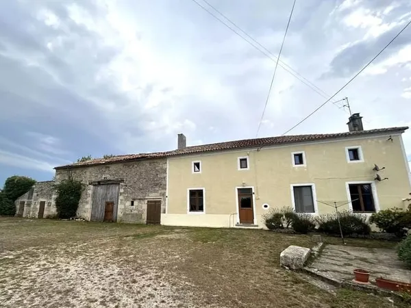 Maison de village rénovée avec maison d'amis et dépendances