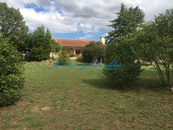 Proche Quissac, maison de plein pied avec piscine sur 4280 m