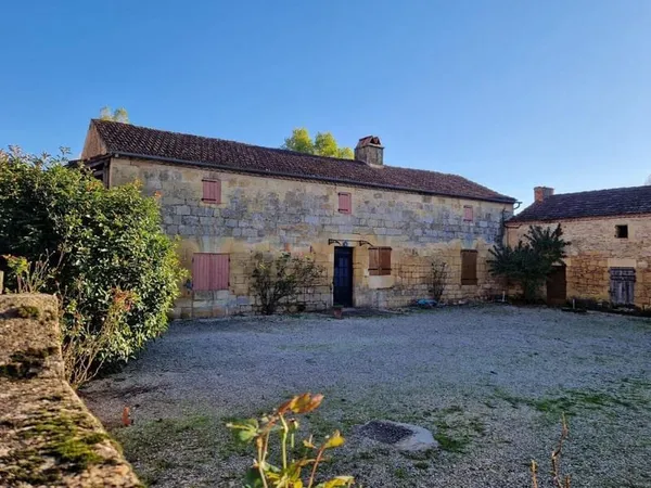 Ensemble immobilier à restaurer dans un charmant village de la vallée de la Vézère