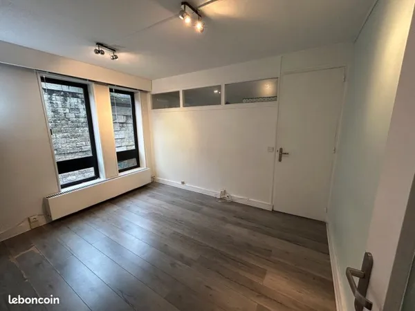 Loue bureaux privatifs - 12m² + 9m² + espaces partagés (réunion, kitchenette) de 30m², Paris 15ème