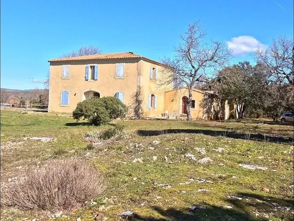 BASTIDE AVEC ÉCURIES À BONNIEUX