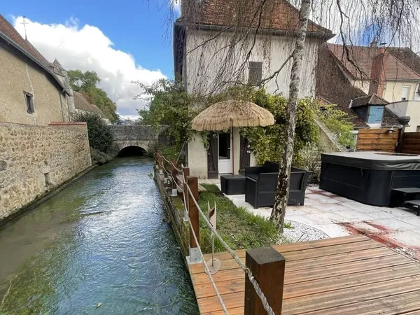 SAINT-BOUIZE, au fil de l'eau, Charmante demeure C