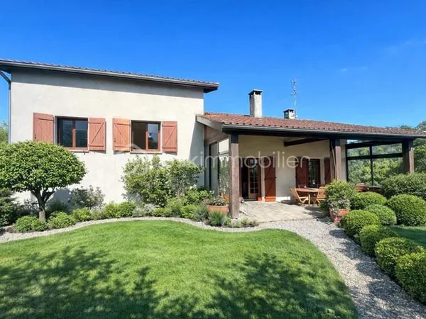 Maison traditionnelle 145m² implantée sur une parcelle paysagée de 1015m²