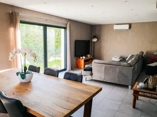 Villa individuelle 5 pièces de construction récente avec gar