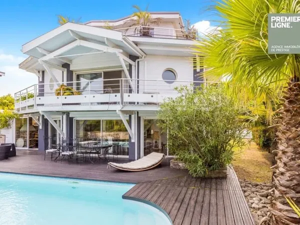 CASSY - VILLA EN 1ÈRE LIGNE VUE SUR LE PORT