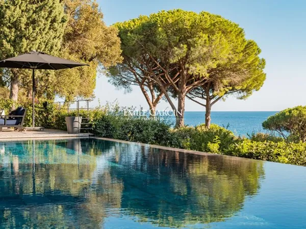 Propriété à la location - La Croix Valmer - Accès direct à la plage