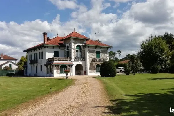 Domaine avec dépendances sur 5000m² de terrain- Forte baisse de prix