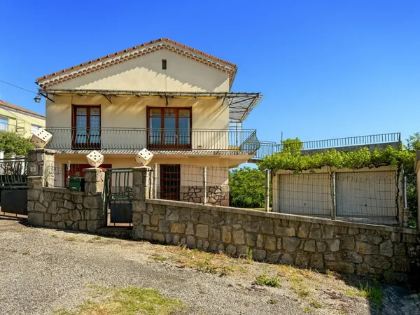 Jolie Maison des Années 60 avec Terrasse, Jardin et Vue Panoramique