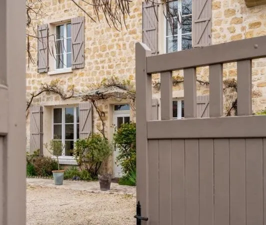 Blanche - Maison en pierre du Vexin de 200m² et ses dépendances à Auvers-sur-Oise