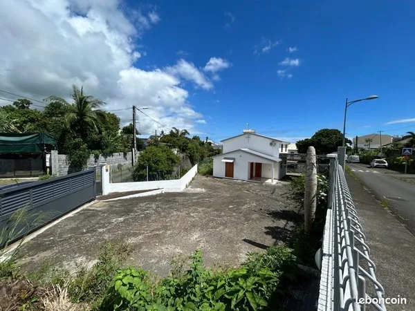 Maison t5 rénovée à neuf — bagatelle, sainte-suzanne