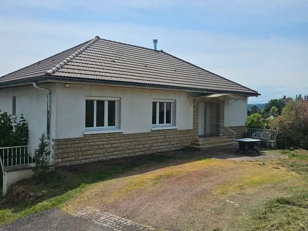 Maison familiale rénovée avec grand terrain