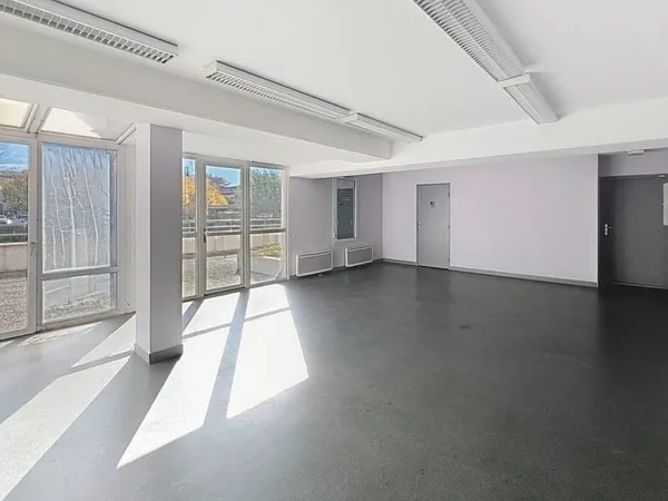 Local professionnel de 58,70 m² à Condrieu