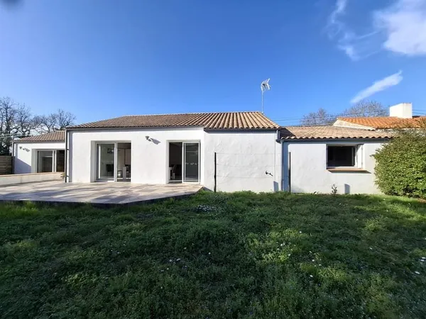 Longère entièrement rénovée et son studio indépendant.