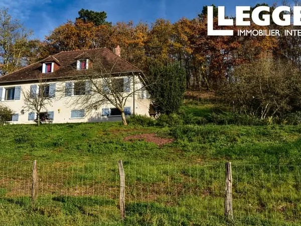 Maison individuelle de 4 chambres avec vue panoramique, garage, jardin clôturé et sécurisé et bois à